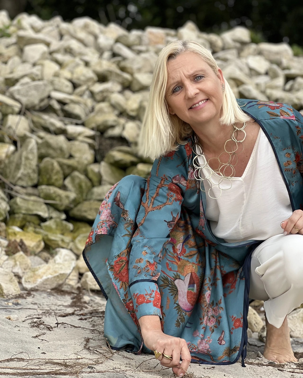 Hortênsia Monteiro, de quimono estampado, a sorrir